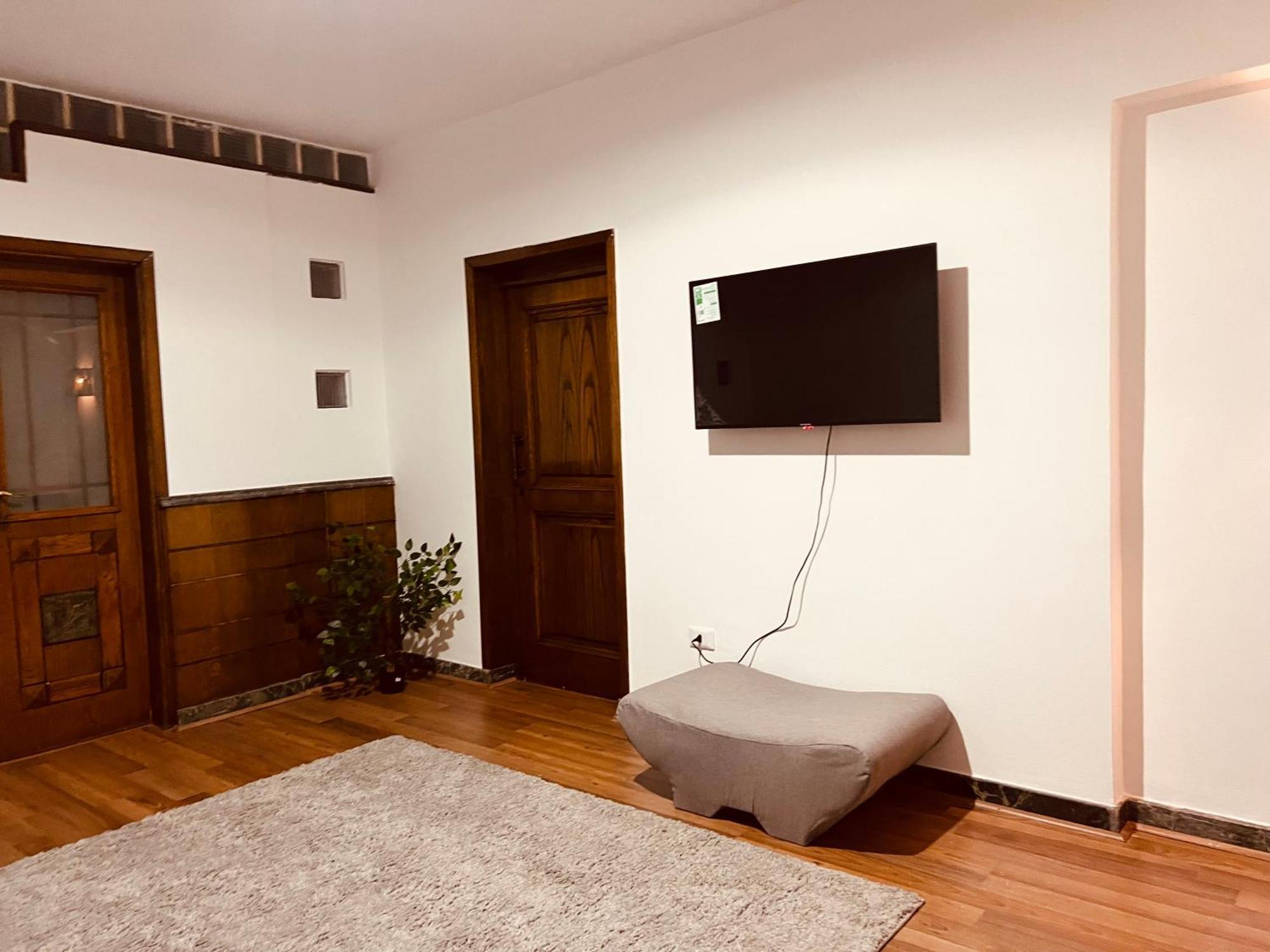 Charming 2-bedroom With Ac, Wifi In Lovely Governorate Apartment *