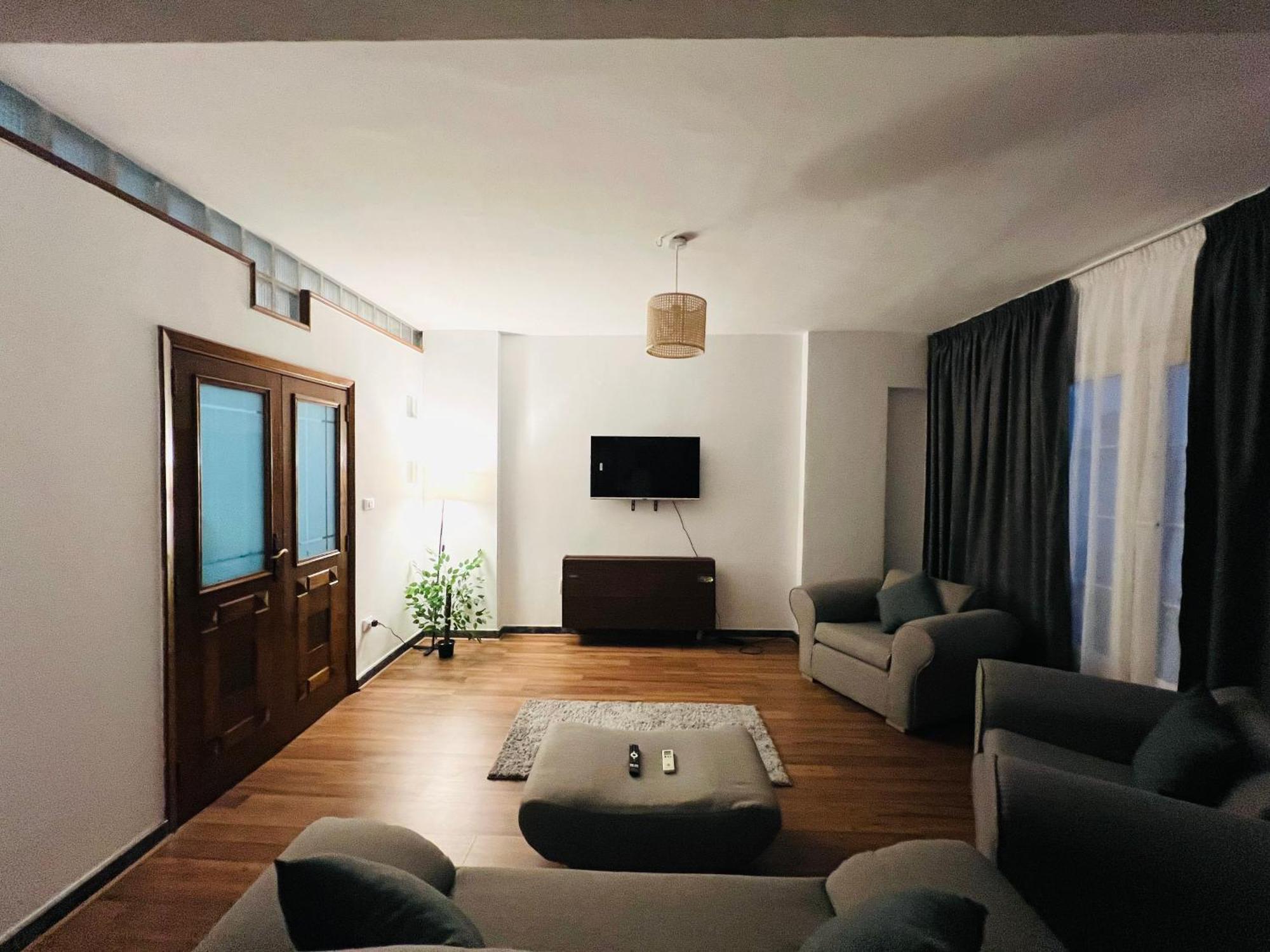 Apartment Charming 2-bedroom With Ac, Wifi In Lovely Governorate *
